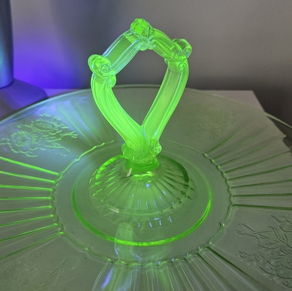 Hocking Green Mayfair Glass Sandwich Server UV Reactive - Picture 7 of 8